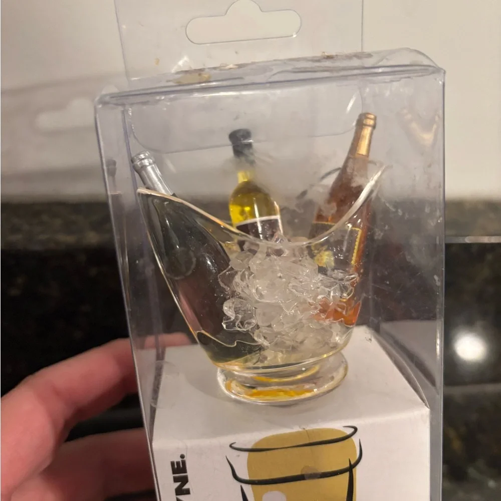 NIB Acyclic Wine Bottle Stopper